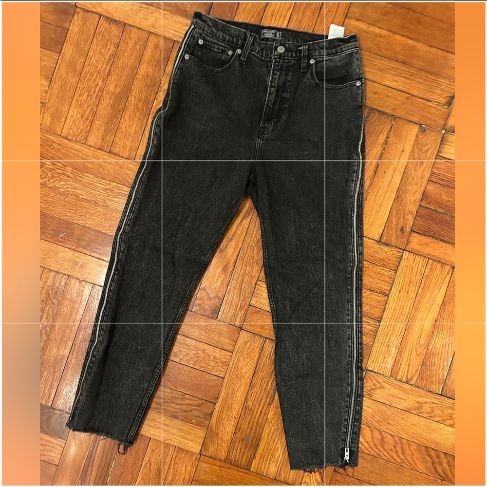 Abercrombie & Fitch Ultra High Rise Mom Jeans Black Zipper with Raw Hem 30 10 R